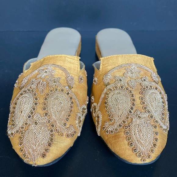 Saachi Signature Mules Brocade Embroidered Slip on Gold Yellow Size 7 - Picture 1 of 11